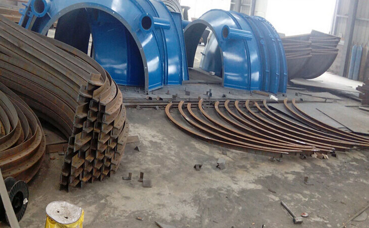 錦榮倉儲水泥灌焊接現(xiàn)場 錦榮倉儲水泥灌焊接現(xiàn)場